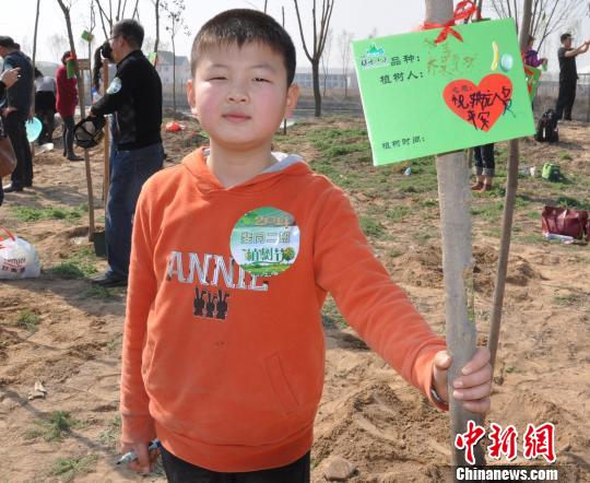 郑州小学生黄河滩植树写下心愿:祈福马航平安