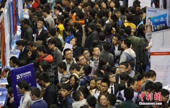 南京春季招聘会爆棚 毕业生赶场找工作(高清图