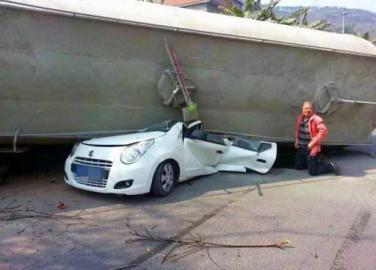 自贡北环路:罐车侧翻压扁轿车 一家三口遇难