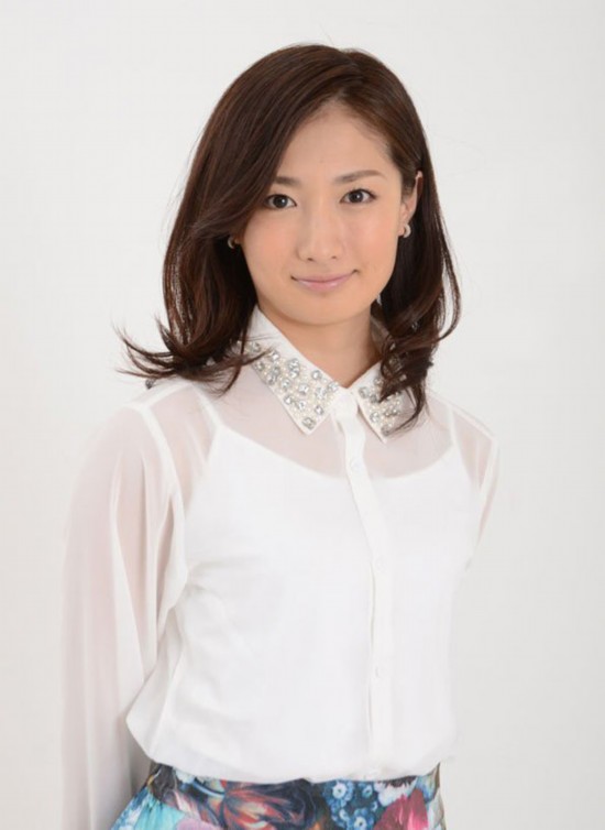 组图:日本空手道美女走红 头砸瓦片堪称