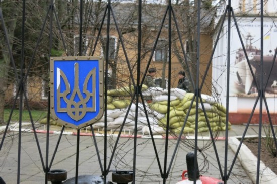 记者探访克里米亚首府:乌军驻地被小绿人包围