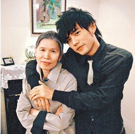 林志颖妹妹林志忆曝光 细数明星罕见全家福(组