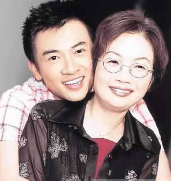 林志颖妹妹林志忆曝光 细数明星罕见全家福(组