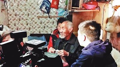 65岁老人卖花为养子凑手术费 一天获捐过万元