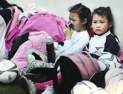 福州首支外来工女娃足球队:挥汗龇牙练基本功