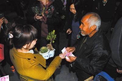 北京卖花老人否认网上质疑:绝对没有骗任何人
