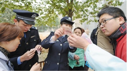 安局鹤城分局城南派出所民警进社区宣讲假币危