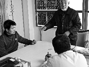 北京卖花老人否认网上质疑:绝对没有骗任何人