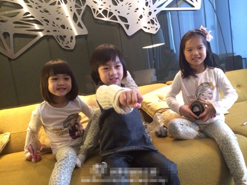 Kimi升格做哥哥 好奇注视刚出生小表弟