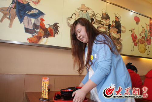 平度90后女孩开快餐店设基金资助贫困生