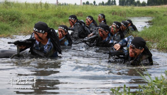 绽放大海的铿锵玫瑰:中国海军潇洒女兵集锦