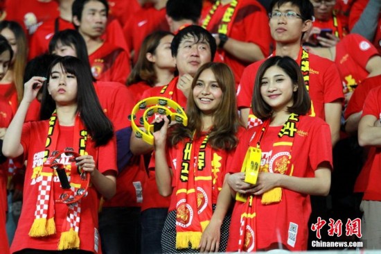 高清组图:<em>恒大美女球迷</em>靓爆亚冠赛场- 中国日报