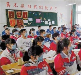 中学周边遍布企业 臭气弥漫师生戴口罩上课(图