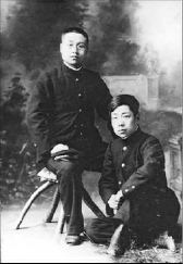 魯迅與施霖合影，攝於一九○五年。