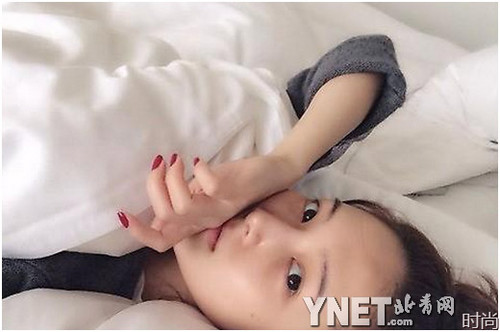 明星自拍学起来 中韩女星私下最时髦抢眼pose