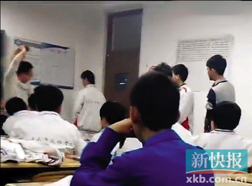 老师持扫帚打<em>学生</em>屁股 <em>学生</em>排队等<em>挨打</em>(图)--