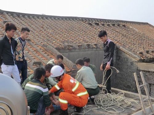 边消警联合上屋对男子进行施救