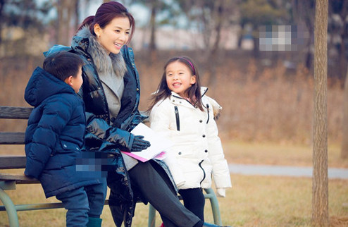 那英儿子正面曝光郑钧街头遛儿子