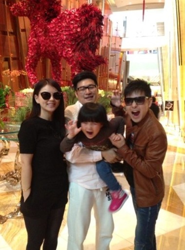 那英儿子正面曝光郑钧街头遛儿子