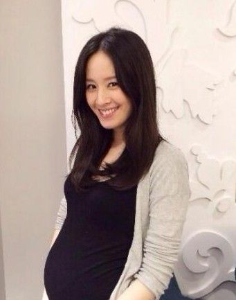 女星曾恺玹微博分享怀孕八个月的感受,搞笑地称最开心是不用怕有肚腩