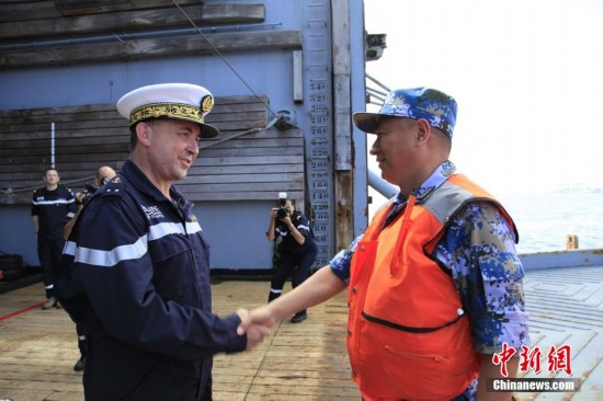 解放军登上了法国海军坞登舰