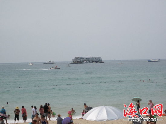 从海滩上看去“海上会所”似一艘船