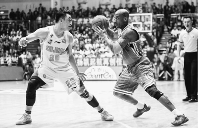 CBA总决赛第二场北京加时险胜新疆 有了总决