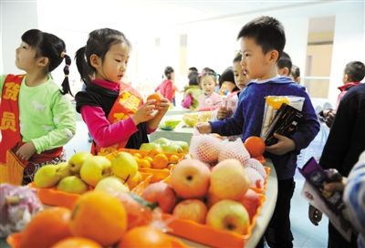 幼儿体验超市购物