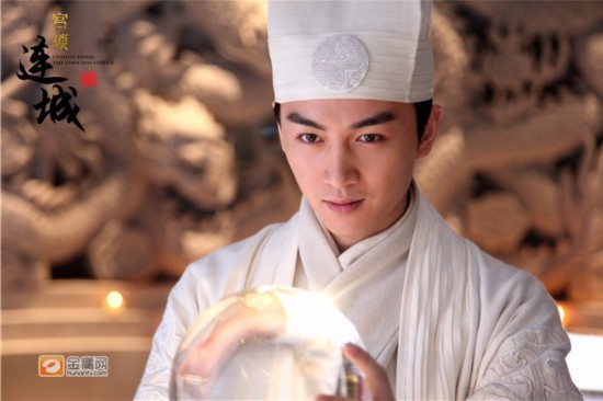 《宫锁连城》再曝奇幻剧照 萨满陈晓手拿水晶