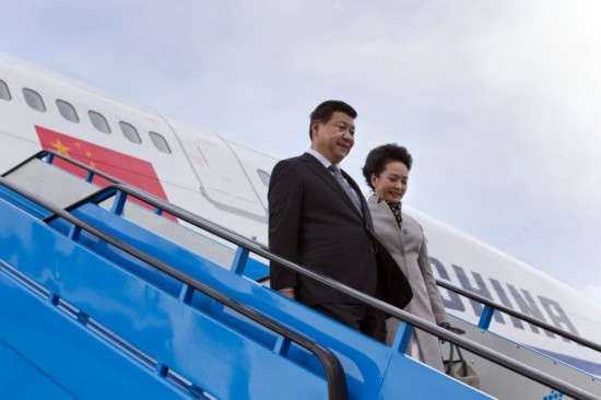 荷兰战机护航习近平专机 国王王后在机场迎接