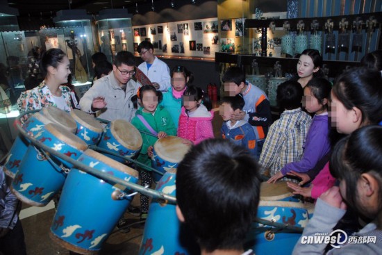 儿童村小朋友走进西安音乐学院 在游戏中快乐