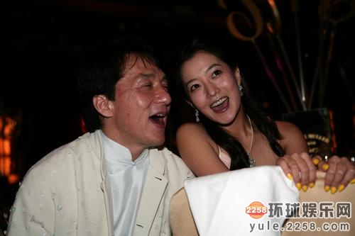 成龙与女星的暧昧照盘点 章子怡主动投怀送抱