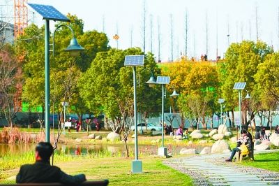节能环保不省钱 武汉解放公园太阳能路灯无奈