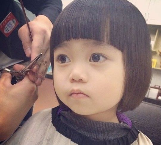 国民岳父韩寒再晒女儿剪发萌照+网友抢认亲(