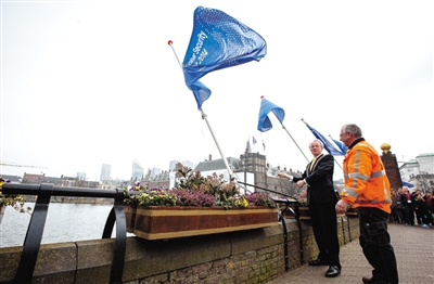 习近平出访荷兰 郁金香新品种以 彭丽媛 命名