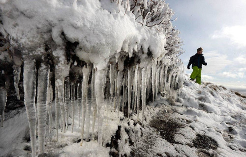 英国部分地区开春时节迎来暴风雪和冰雹(组图)