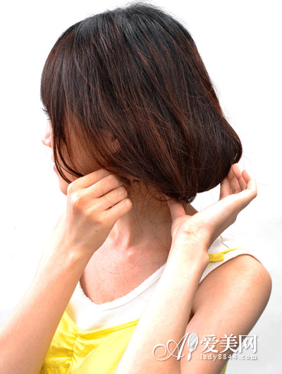 巧用帽子拗造型 一分钟长发变短发清爽又不失