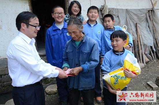 合肥润安公学向霍山五保老人献爱心