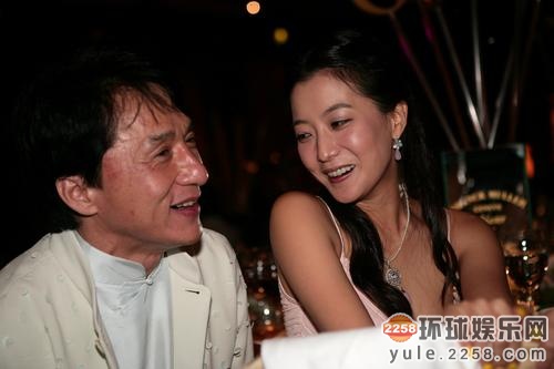 成龙与女星的暧昧照盘点 章子怡主动投怀送抱
