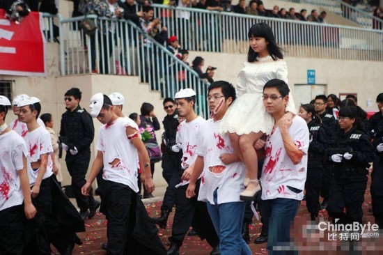 雷人造型惹争议+四川中学奇葩运动会搞怪入场