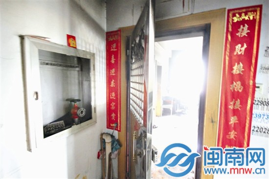 漳州芗城工人新村小区套房失火 消防栓生锈没