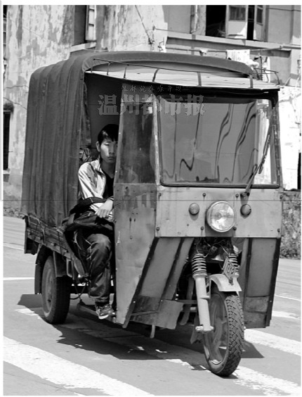 瓯海七百学生乘坐无证农用三轮车上学