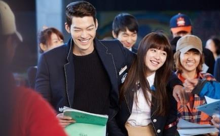 《继承者们》搞笑花絮:李敏镐朴信惠沙发搞怪