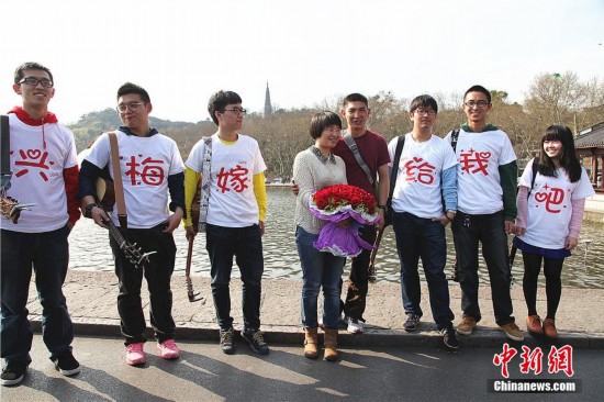 小伙请吉他手助力求婚 谱断桥爱情曲