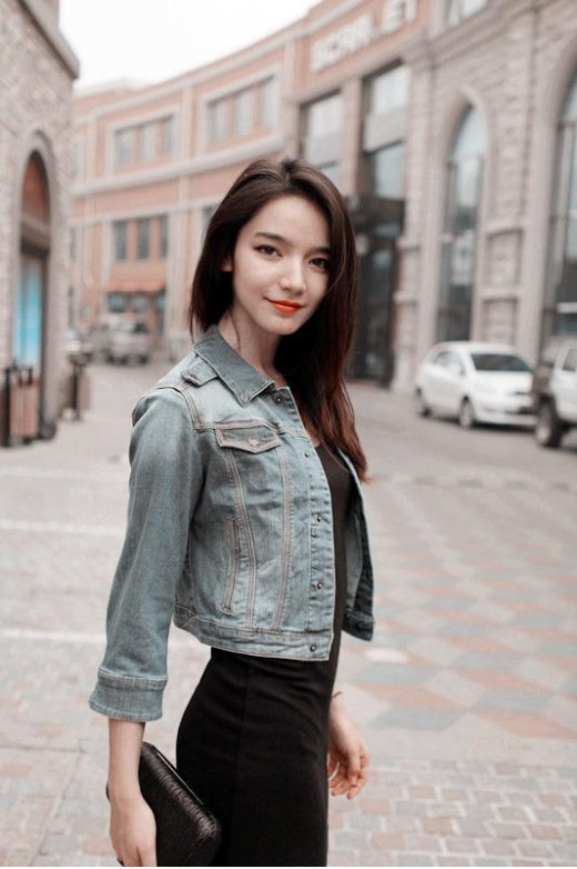 代斯做为中戏校花级美女,一直颇受关注,被赞素颜女神!