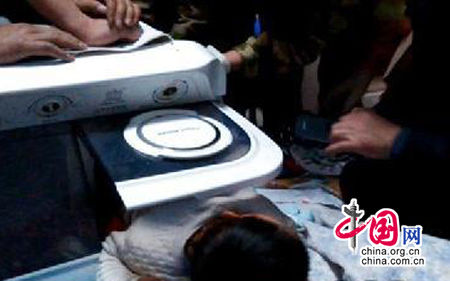 小孩贪玩被卡洗衣机 定西消防成功松绑(图)