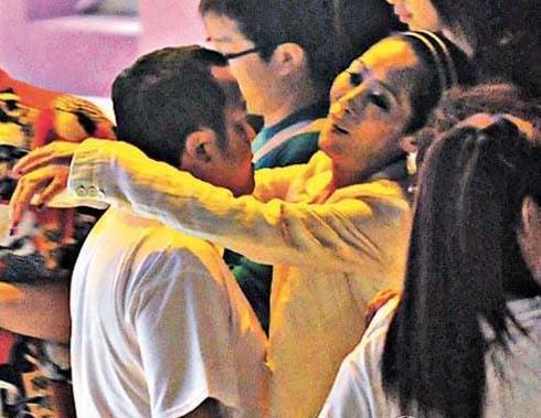 47岁香港女歌手关淑怡自曝私生子生父是活佛