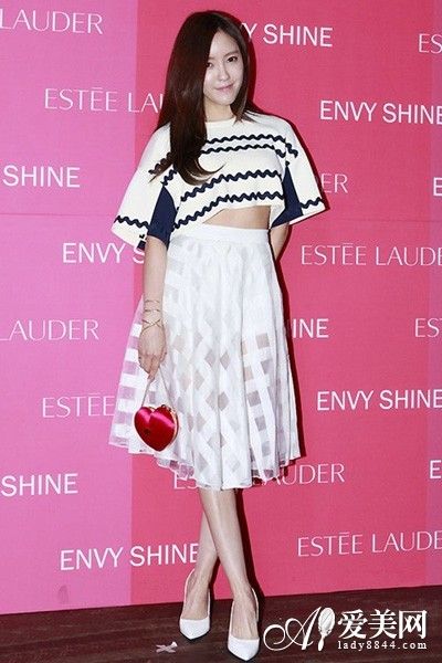 春光明媚好出行 舒适裙装抢眼不路人