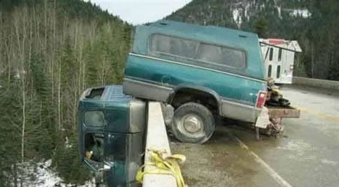 诡异奇葩!盘点全球最匪夷所思的车祸现场