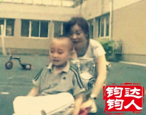 歌手陈红儿子曝光 母子相依为命生活照温馨(图